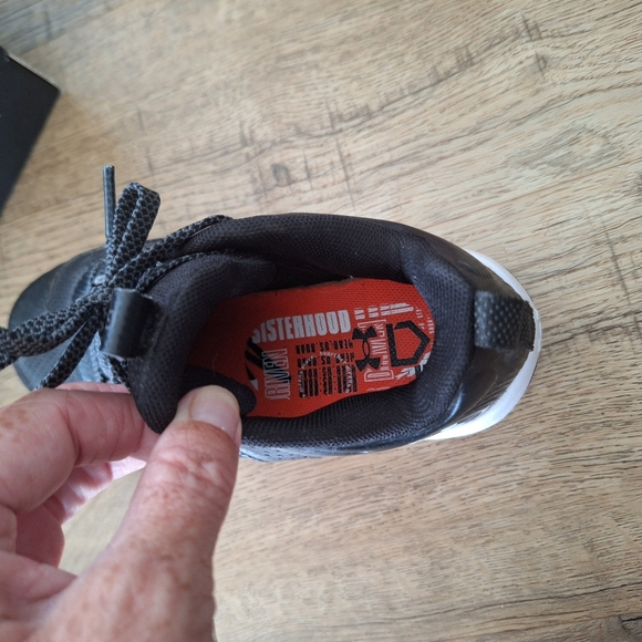 Kids Under Armour Cleats - Picture 4 of 5